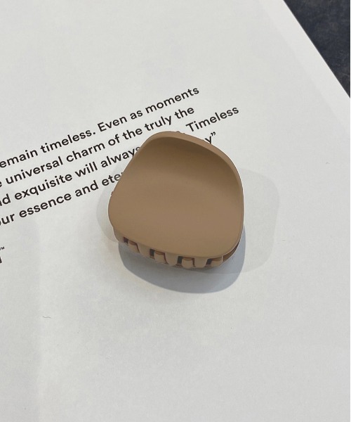 apres jour mignon（アプレジュールミニョン）の「【apresjour mignon ×ARIAZ】マットカラーラウンドクリップ（バレッタ/ヘアクリップ・レディース・ベージュ/ネイビー/ブラック/モカ・ONESIZE）」の2枚目の写真