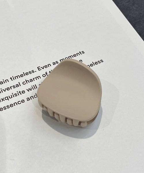 apres jour mignon（アプレジュールミニョン）の「【apresjour mignon ×ARIAZ】マットカラーラウンドクリップ（バレッタ/ヘアクリップ・レディース・ベージュ/ネイビー/ブラック/モカ・ONESIZE）」の5枚目の写真