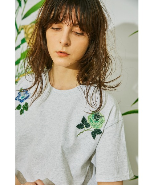 AlexanderLeeChang(アレキサンダーリーチャン)の「AlexanderLeeChang/アレキサンダーリーチャン SO STITCH T フラワー Tシャツ(Tシャツ/カットソー・メンズ・アッシュグレー/ブラック/サンドベージュ・2/4/3)」の3枚目の写真
