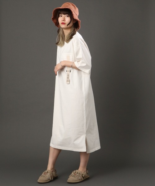 AVIREX(アヴィレックス)の「FADE WASH TAPE LOGO ONEPIECE/ フェイドウォッシュ ロゴワンピース(ワンピース・レディース・イエロー/オリーブ/オフホワイト/ブラック・FREE)」の2枚目の写真