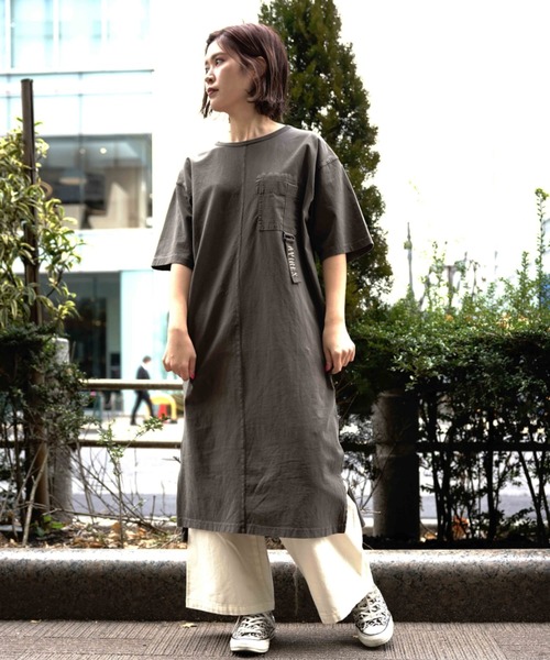 AVIREX(アヴィレックス)の「FADE WASH TAPE LOGO ONEPIECE/ フェイドウォッシュ ロゴワンピース(ワンピース・レディース・イエロー/オリーブ/オフホワイト/ブラック・FREE)」の4枚目の写真