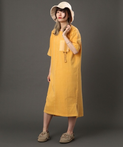 AVIREX(アヴィレックス)の「FADE WASH TAPE LOGO ONEPIECE/ フェイドウォッシュ ロゴワンピース(ワンピース・レディース・イエロー/オリーブ/オフホワイト/ブラック・FREE)」の1枚目の写真