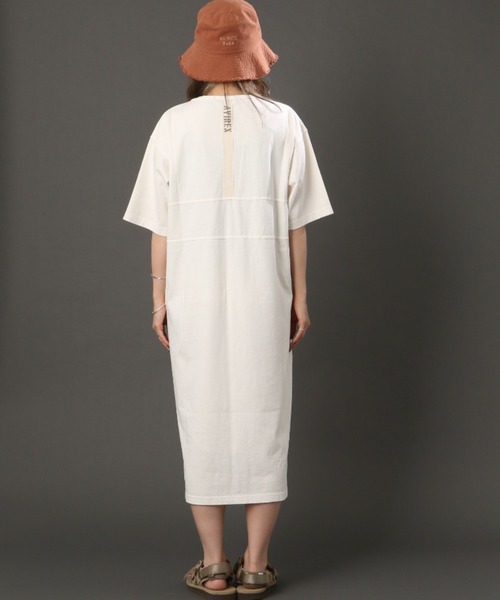 AVIREX(アヴィレックス)の「FADE WASH TAPE LOGO ONEPIECE/ フェイドウォッシュ ロゴワンピース(ワンピース・レディース・イエロー/オリーブ/オフホワイト/ブラック・FREE)」の15枚目の写真