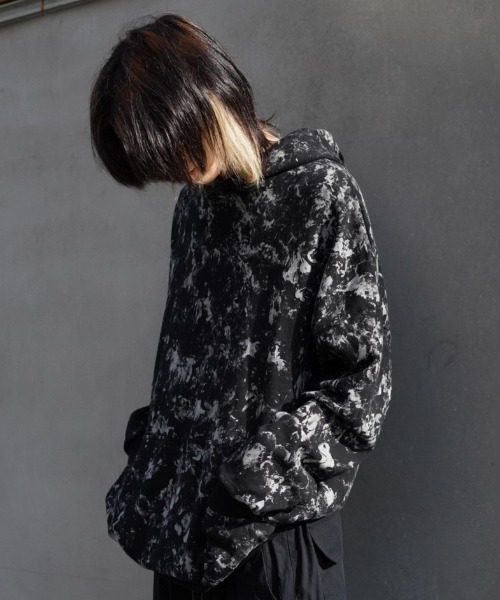 KMRii（ケムリ）の「KMRii/ケムリ/Flake Dischaged Pullover（パーカー・メンズ・ブラック・1/2）」の2枚目の写真
