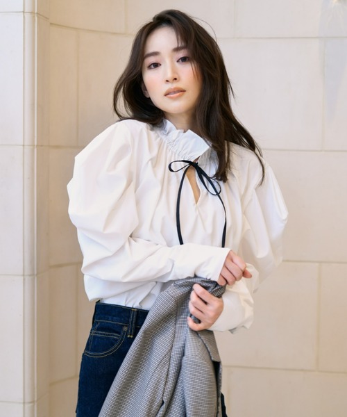 SNIDEL（スナイデル）の「フリルスタンドカラーブラウス（シャツ/ブラウス・レディース・ホワイト/ライトベージュ/ダークブラウン・FREE）」の17枚目の写真