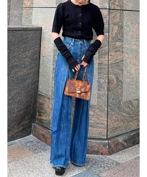 EVRIS（エヴリス）の「タックボリュームフレアパンツ（デニムパンツ・レディース・インディゴブルー/ブルー・SMALL/MEDIUM）」の5枚目の写真