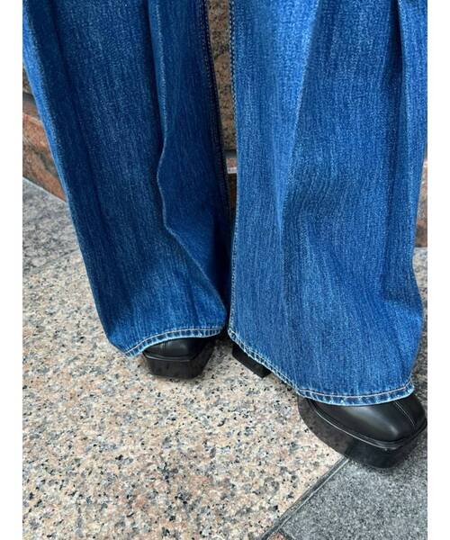 EVRIS（エヴリス）の「タックボリュームフレアパンツ（デニムパンツ・レディース・インディゴブルー/ブルー・SMALL/MEDIUM）」の6枚目の写真