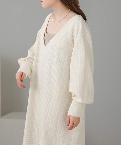 Bab(バブ)の「【低身長向けサイズあり】ステッチ深Vネックワンピース(ワンピース・レディース・アイボリー/ライトグレー・S/M)」の11枚目の写真
