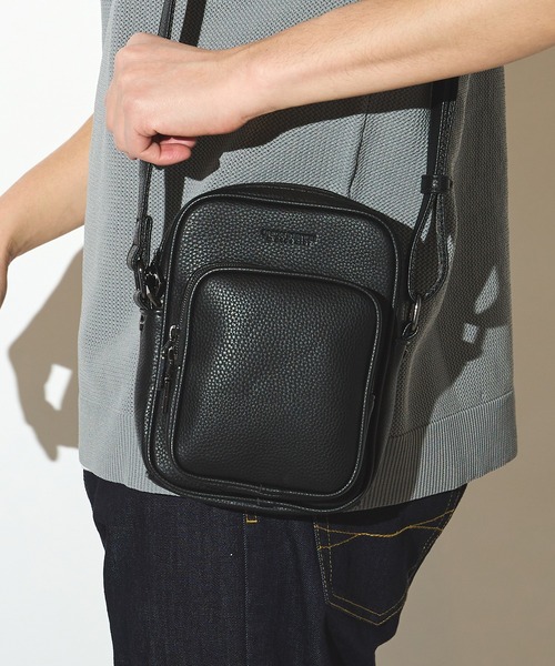 UNION STATION（ユニオンステーション）の「シンセティックレザー型押しミニショルダーバッグ（ショルダーバッグ・メンズ・ブラック系その他/ブラック・FREE）」の2枚目の写真