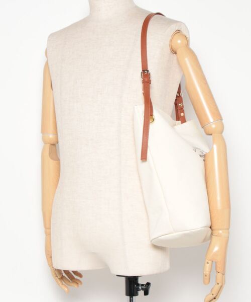 florist（フローリスト）の「【2WAY/A4収納可】【ポーチ付き】配色レザーキャンバスカジュアルトートバッグ/ショルダーバッグ（トートバッグ・レディース・ホワイト×ブラック/ホワイト×ブラウン・FREE）」の11枚目の写真