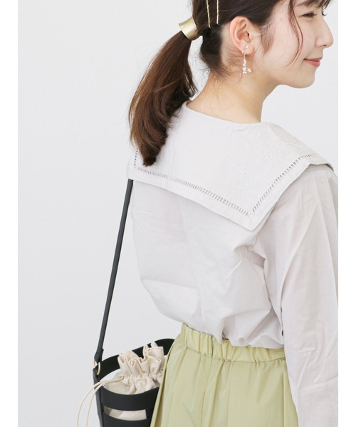 Te chichi TERRASSE(テチチテラス)の「刺繍カラーブラウス(シャツ/ブラウス・レディース・ネイビー/グレー/オフホワイト・フリ-)」の3枚目の写真