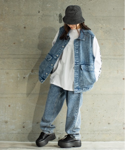 Salong hameu（サロン ハミュー）の「ビッグシルエット ケミカルウォッシュデニムベスト メンズ レディース（ベスト・メンズ・ブルー系その他/ブラック系その他・M/L）」の4枚目の写真