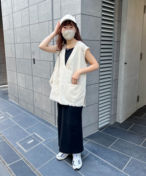 feepur（フェピュール）の「リネン混深Vベスト（ベスト・レディース・ブラック/アイボリー・MEDIUM）」の3枚目の写真