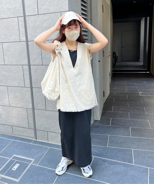 feepur（フェピュール）の「リネン混深Vベスト（ベスト・レディース・ブラック/アイボリー・MEDIUM）」の7枚目の写真