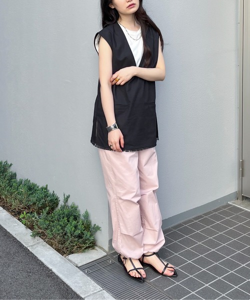 feepur（フェピュール）の「リネン混深Vベスト（ベスト・レディース・ブラック/アイボリー・MEDIUM）」の20枚目の写真