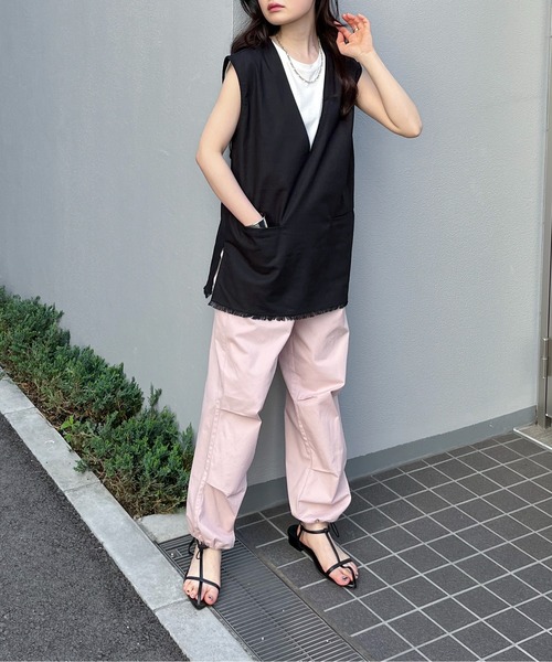 feepur（フェピュール）の「リネン混深Vベスト（ベスト・レディース・ブラック/アイボリー・MEDIUM）」の9枚目の写真