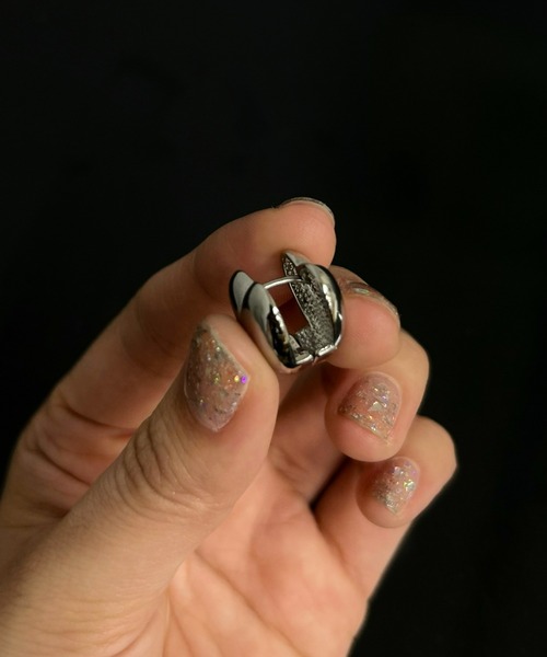 WHO'S WHO gallery(フーズフーギャラリー)の「キュービックハートピアス(ピアス(両耳用)・レディース・シルバー・FREE)」の2枚目の写真