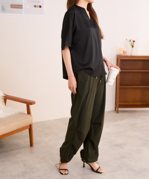 Ada.(エイダ)の「夏の大人カジュアル ドルマンスキッパー オーバーサイズ ブラウス(シャツ/ブラウス・レディース・ブラック/アイボリー・FREE)」の6枚目の写真
