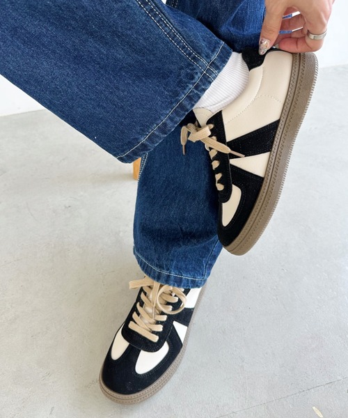 CLEA（クレア）の「配色ジャーマントレーナースニーカー（スニーカー・レディース・アイボリー/ブラック/ベージュ・23.5cm/24.5cm/22.5cm）」の17枚目の写真