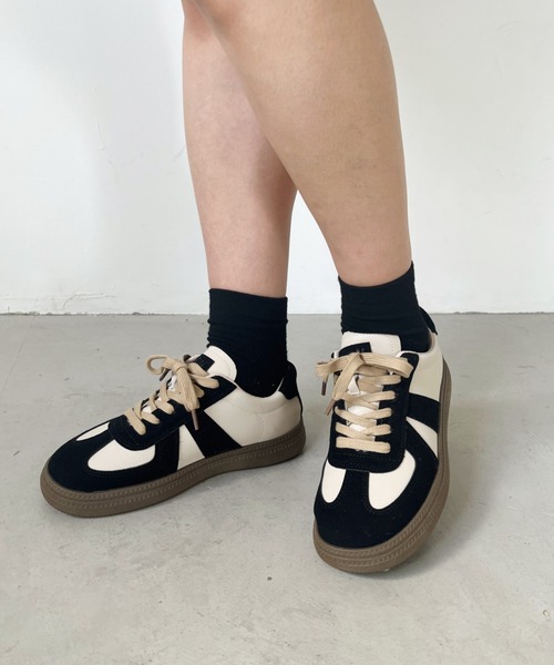 CLEA（クレア）の「配色ジャーマントレーナースニーカー（スニーカー・レディース・アイボリー/ブラック/ベージュ・23.5cm/24.5cm/22.5cm）」の12枚目の写真