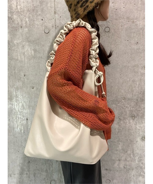 Right-on（ライトオン）の「【HONEYSUCKLE ROSE】ドローコードＰＵバッグ（ショルダーバッグ・レディース・ブラック/ライトベージュ・ONE SIZE）」の2枚目の写真