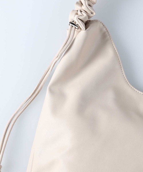 Right-on（ライトオン）の「【HONEYSUCKLE ROSE】ドローコードＰＵバッグ（ショルダーバッグ・レディース・ブラック/ライトベージュ・ONE SIZE）」の10枚目の写真