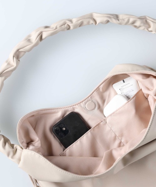 Right-on（ライトオン）の「【HONEYSUCKLE ROSE】ドローコードＰＵバッグ（ショルダーバッグ・レディース・ブラック/ライトベージュ・ONE SIZE）」の12枚目の写真