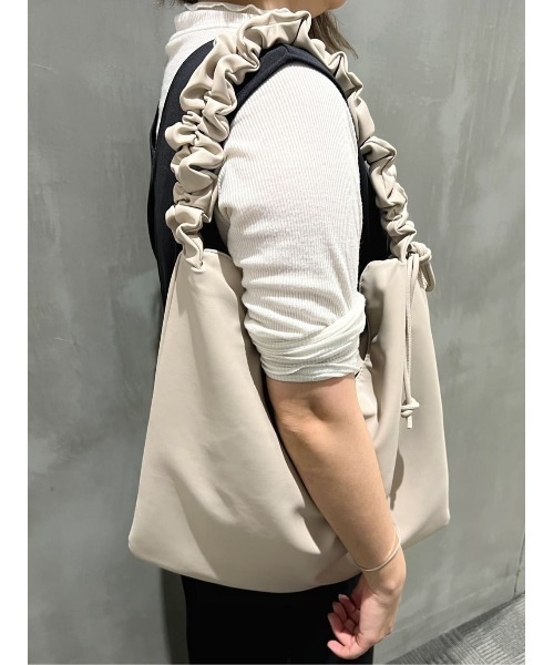 Right-on（ライトオン）の「【HONEYSUCKLE ROSE】ドローコードＰＵバッグ（ショルダーバッグ・レディース・ブラック/ライトベージュ・ONE SIZE）」の18枚目の写真