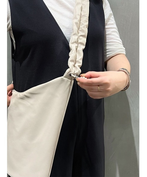 Right-on（ライトオン）の「【HONEYSUCKLE ROSE】ドローコードＰＵバッグ（ショルダーバッグ・レディース・ブラック/ライトベージュ・ONE SIZE）」の20枚目の写真
