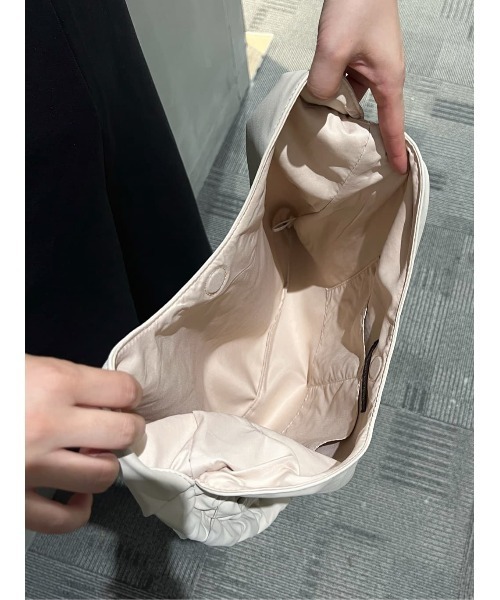 Right-on（ライトオン）の「【HONEYSUCKLE ROSE】ドローコードＰＵバッグ（ショルダーバッグ・レディース・ブラック/ライトベージュ・ONE SIZE）」の21枚目の写真