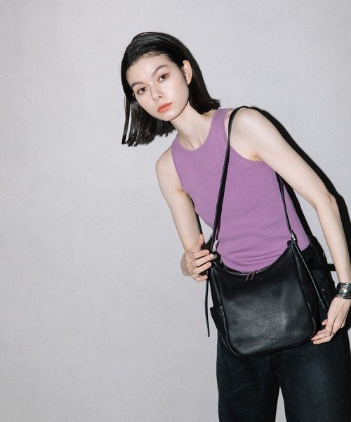 Beau're(ヴュレ)の「BEAURE ヴュレ カウレザー サイドポケット付き ショルダーバッグ(ショルダーバッグ・レディース・グレー/ブルー系その他/ホワイト/ブラック/キャメル・FREE)」の4枚目の写真