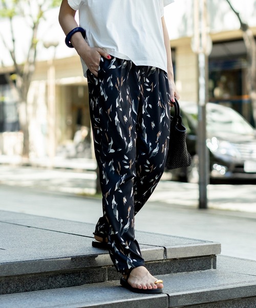 BEAMS HEART（ビームスハート）の「ペイントプリント テーパードパンツ（その他パンツ・レディース・グリーン/オフホワイト/ネイビー/ブラウン・FREE）」の4枚目の写真