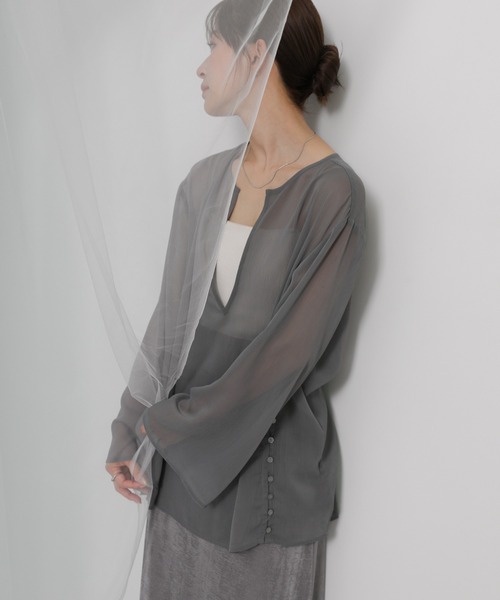 select MOCA（セレクトモカ）の「キーネックメニーボタンシアー