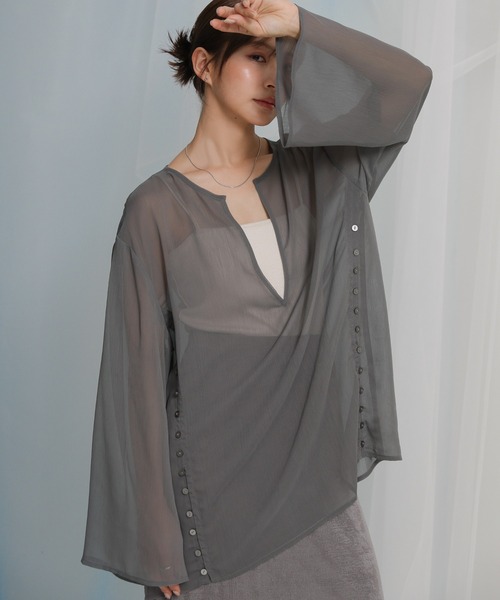 select MOCA by minamiキーネックメニーボタンシアーブラウス select MOCA（セレクトモカ）の「キーネックメニーボタンシアー