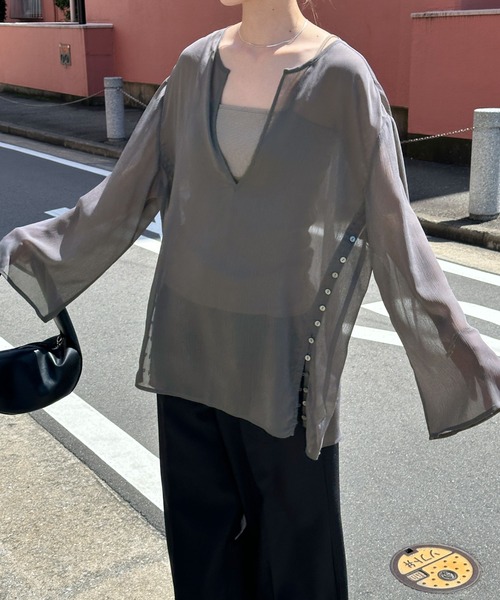 select MOCA by minamiキーネックメニーボタンシアーブラウス select MOCA（セレクトモカ）の「キーネックメニーボタンシアー
