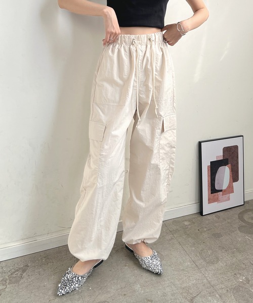 Futier land（フューティアランド）の「裾アレンジワッシャーナイロンカーゴパンツ（カーゴパンツ・レディース・ピンク/アイボリー/ブラック・MEDIUM）」の2枚目の写真