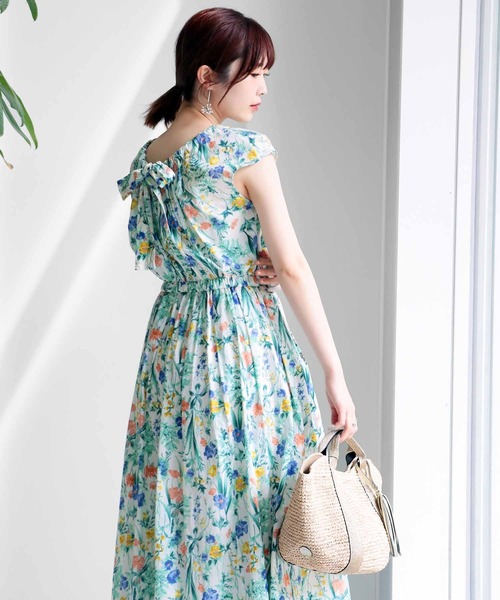 Jines(ジネス)の「フローラルプリント 前後2wayギャザーワンピース(ワンピース・レディース・ライトグリーン/ブラウン/ライトブルー・38)」の2枚目の写真