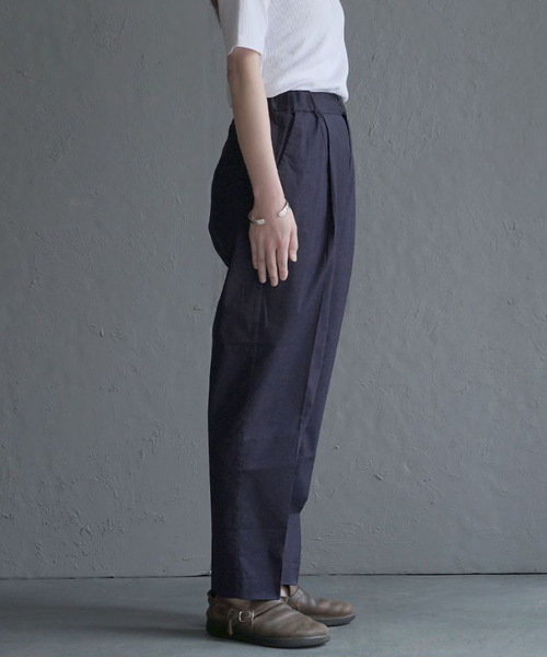 apartment department（アパートメントデパートメント）の「ライトストレッチ テーパードパンツ（スラックス・レディース・ライトベージュ/ネイビー・フリー）」の18枚目の写真