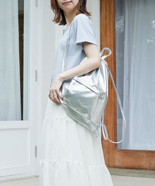 MAJESTIC LEGON(マジェスティックレゴン)の「フェイクレザーナップサック(バックパック/リュック・レディース・シルバー/ブラック/アイボリー・FREE)」の5枚目の写真