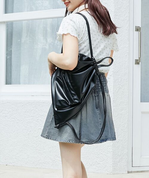 MAJESTIC LEGON(マジェスティックレゴン)の「フェイクレザーナップサック(バックパック/リュック・レディース・シルバー/ブラック/アイボリー・FREE)」の6枚目の写真