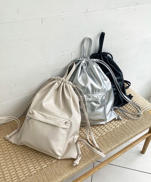 MAJESTIC LEGON(マジェスティックレゴン)の「フェイクレザーナップサック(バックパック/リュック・レディース・シルバー/ブラック/アイボリー・FREE)」の7枚目の写真