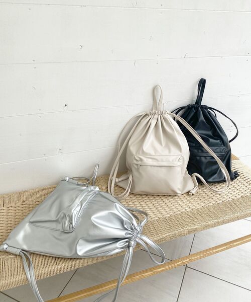 MAJESTIC LEGON(マジェスティックレゴン)の「フェイクレザーナップサック(バックパック/リュック・レディース・シルバー/ブラック/アイボリー・FREE)」の8枚目の写真