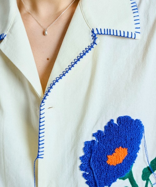 ESCADA ふんわり涼しいフレアスリーブお花刺繍コットンガーゼシャツ ESCADA ふんわり涼しいフレアスリーブお花刺繍コットンガーゼシャツ