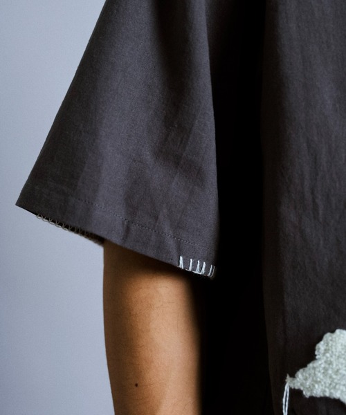 Camphor wood（カンファーウッド）の「flower embroidery SAGARA h/s shirt / サガラ花刺繍開ガーゼシャツ（シャツ/ブラウス・メンズ・アイボリー/ライトブルー/レッド/チャコールグレー/バーガンディー・SMALL/MEDIUM/LARGE）」の6枚目の写真