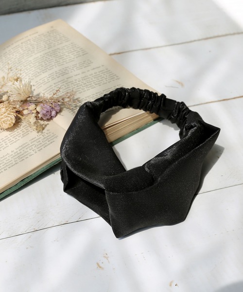 colleca la（コレカラ）の「シャイニークロスターバン（ヘアバンド・レディース・ブラック/ピンク系・FREE）」の2枚目の写真