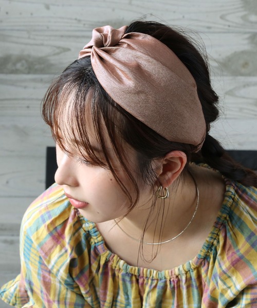 colleca la（コレカラ）の「シャイニークロスターバン（ヘアバンド・レディース・ブラック/ピンク系・FREE）」の3枚目の写真