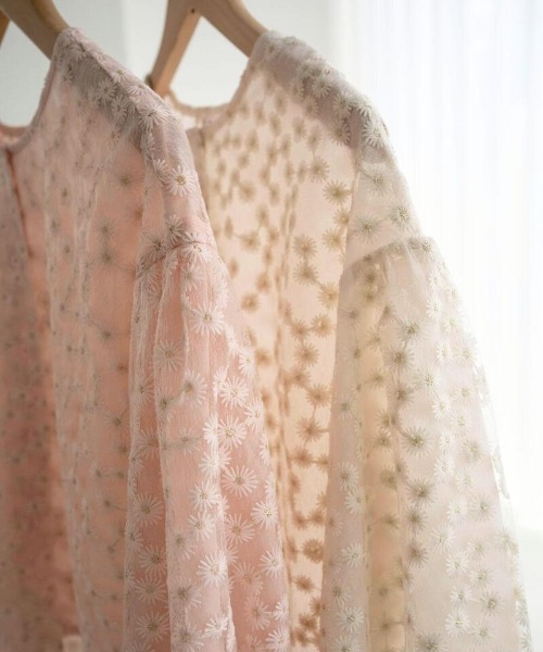 flower（フラワー）の「クリアネスブルームトップ（シャツ/ブラウス・レディース・アイボリー/ピンク・FREE）」の10枚目の写真