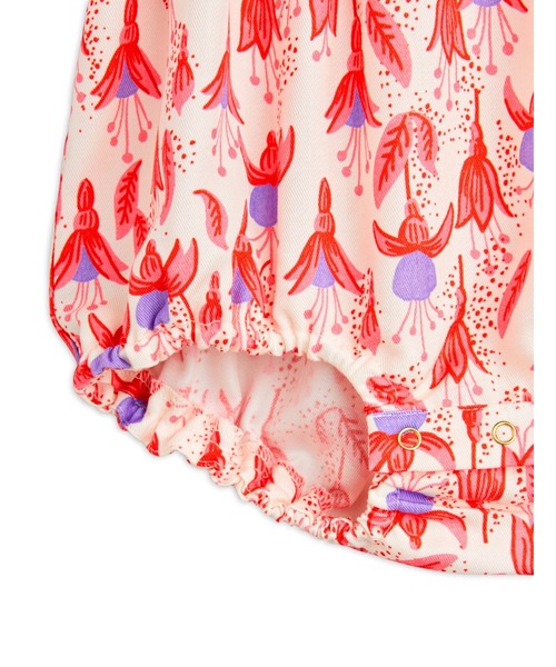 Mini Rodini（ミニロディーニ）の「mini rodini / フクシア柄布帛ロンパース（ロンパース・キッズ・レッド・68/74cm/80/86）」の4枚目の写真