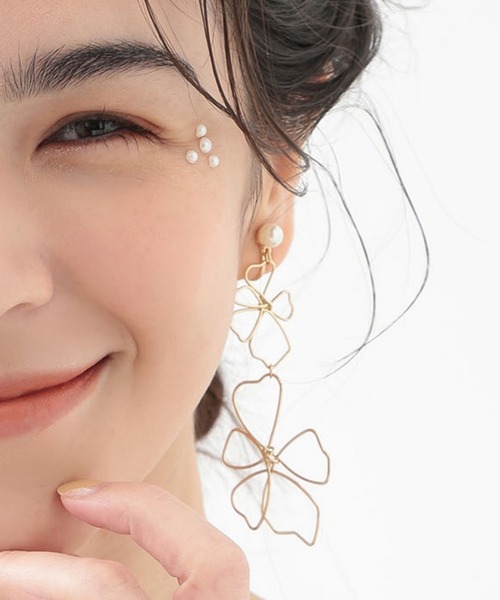 CALIN STANDARD(カリンスタンダード)の「◆◆金属アレルギー対応◆◆〈ecru〉 メタルフラワーモチーフイヤリング(イヤリング・レディース・ゴールド・FREE)」の1枚目の写真