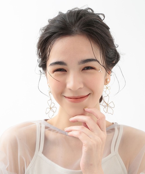CALIN STANDARD(カリンスタンダード)の「◆◆金属アレルギー対応◆◆〈ecru〉 メタルフラワーモチーフイヤリング(イヤリング・レディース・ゴールド・FREE)」の4枚目の写真